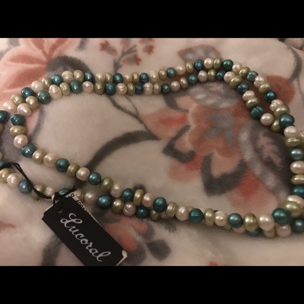 Beautiful long cultured pearl necklace, blue/white